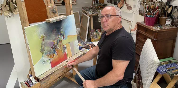 Photo d'Alain Roux dans son atelier d'artiste à Urrugne